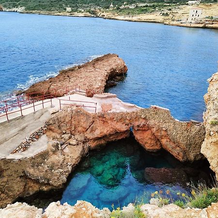 Athevillas Antonis Mina Luaran gambar