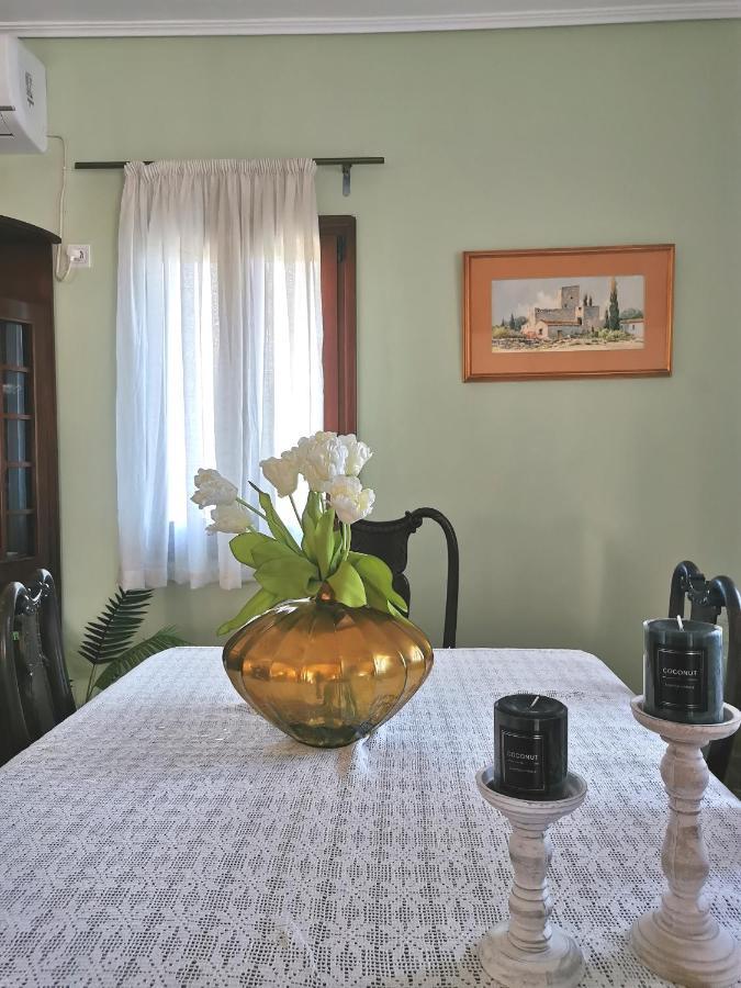 Athevillas Antonis Mina Luaran gambar