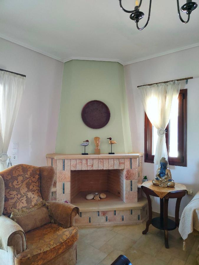 Athevillas Antonis Mina Luaran gambar