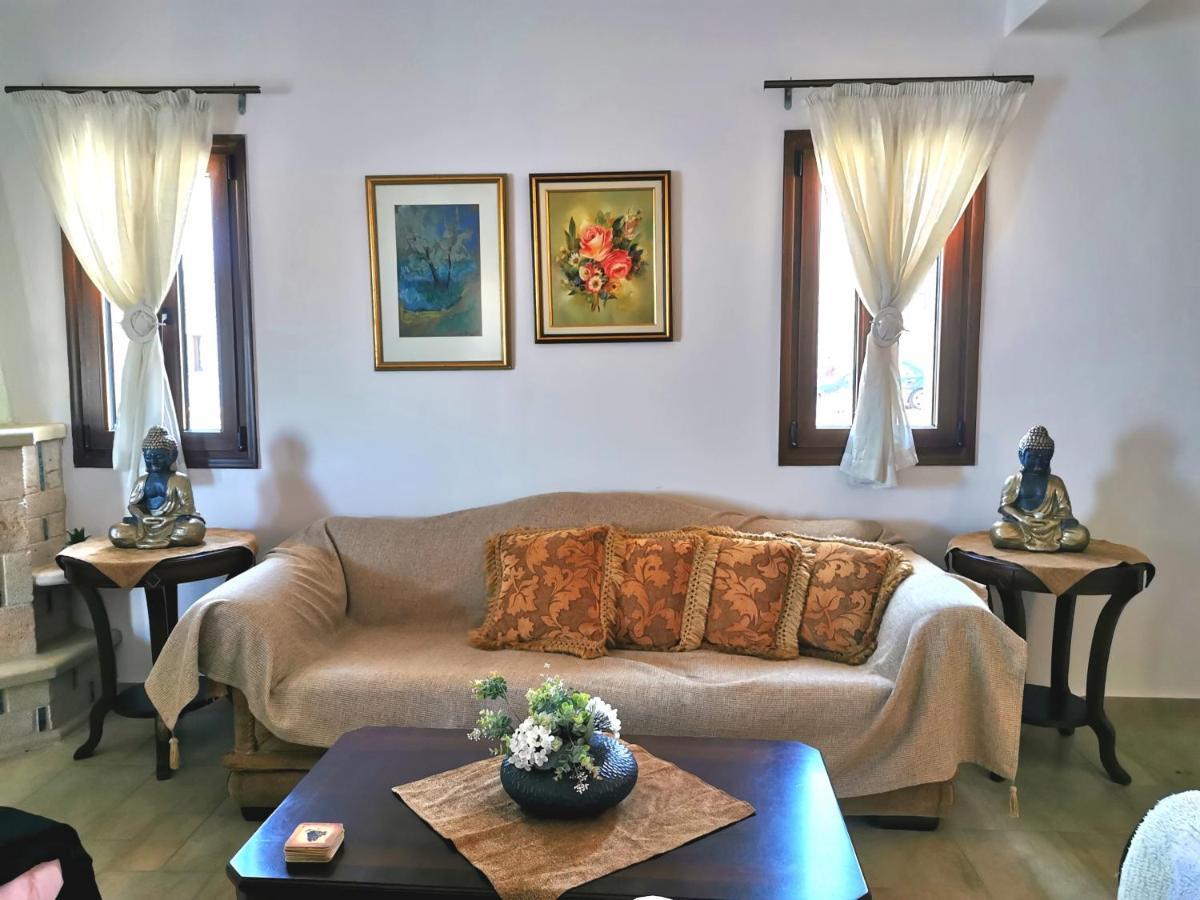 Athevillas Antonis Mina Luaran gambar