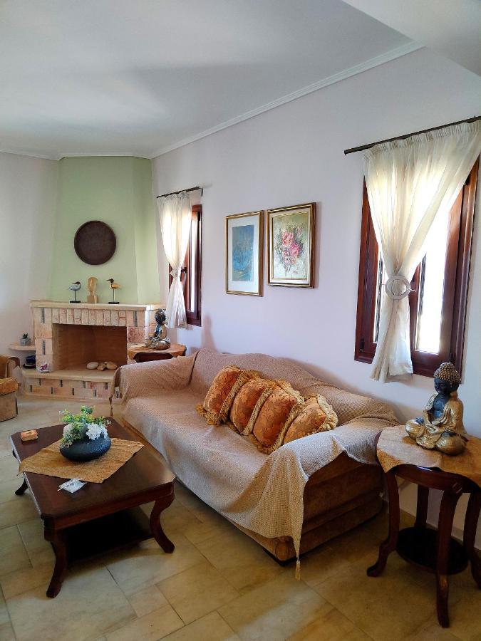 Athevillas Antonis Mina Luaran gambar