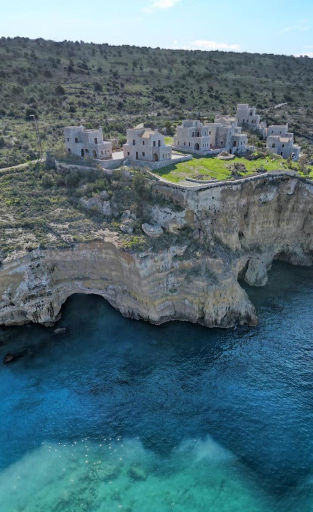 Athevillas Antonis Mina Luaran gambar