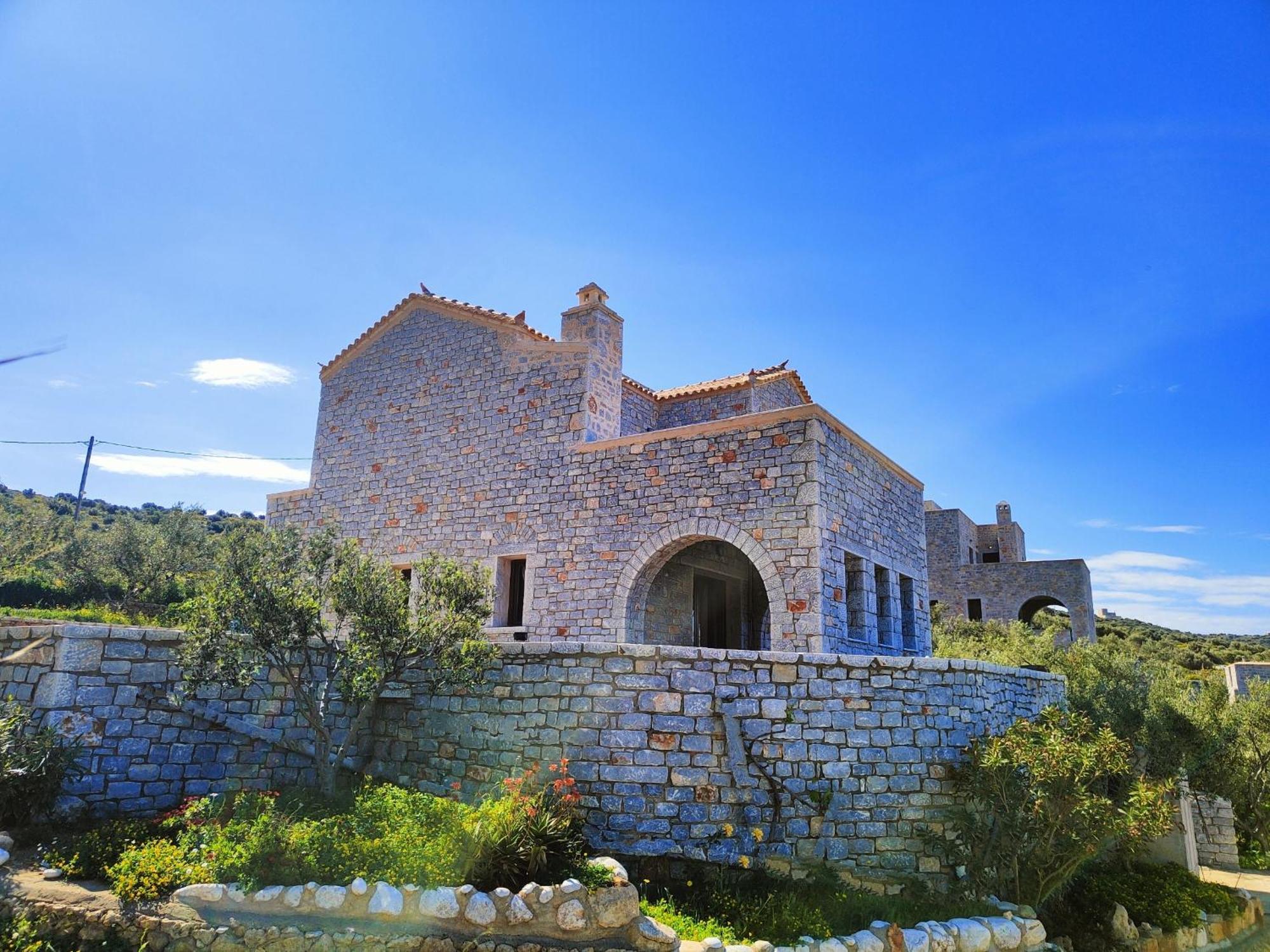 Athevillas Antonis Mina Luaran gambar