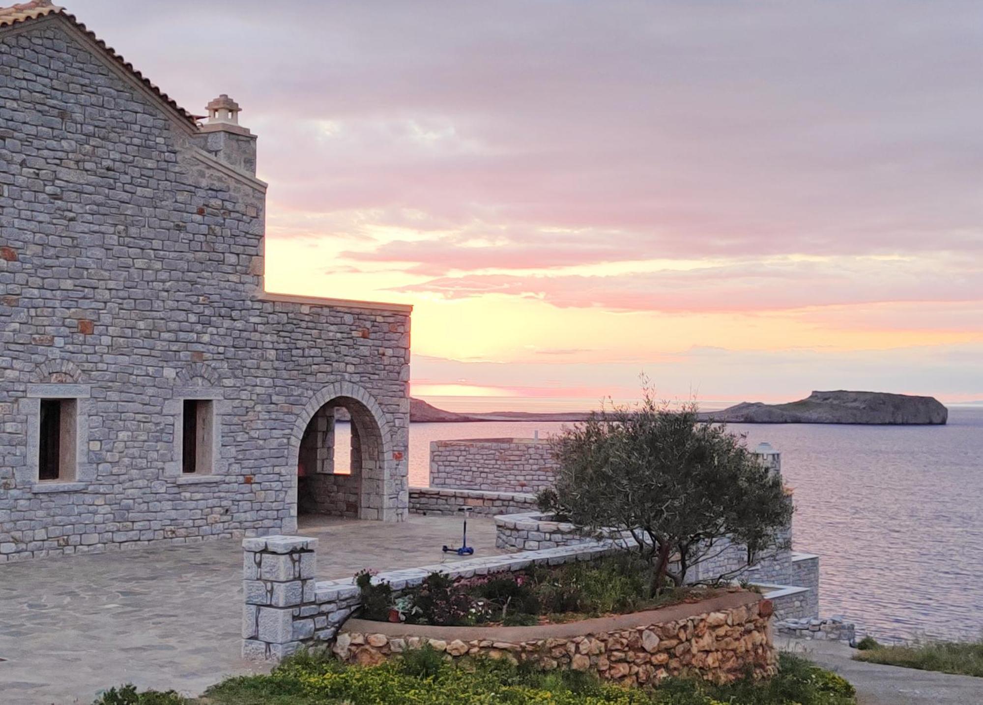 Athevillas Antonis Mina Luaran gambar