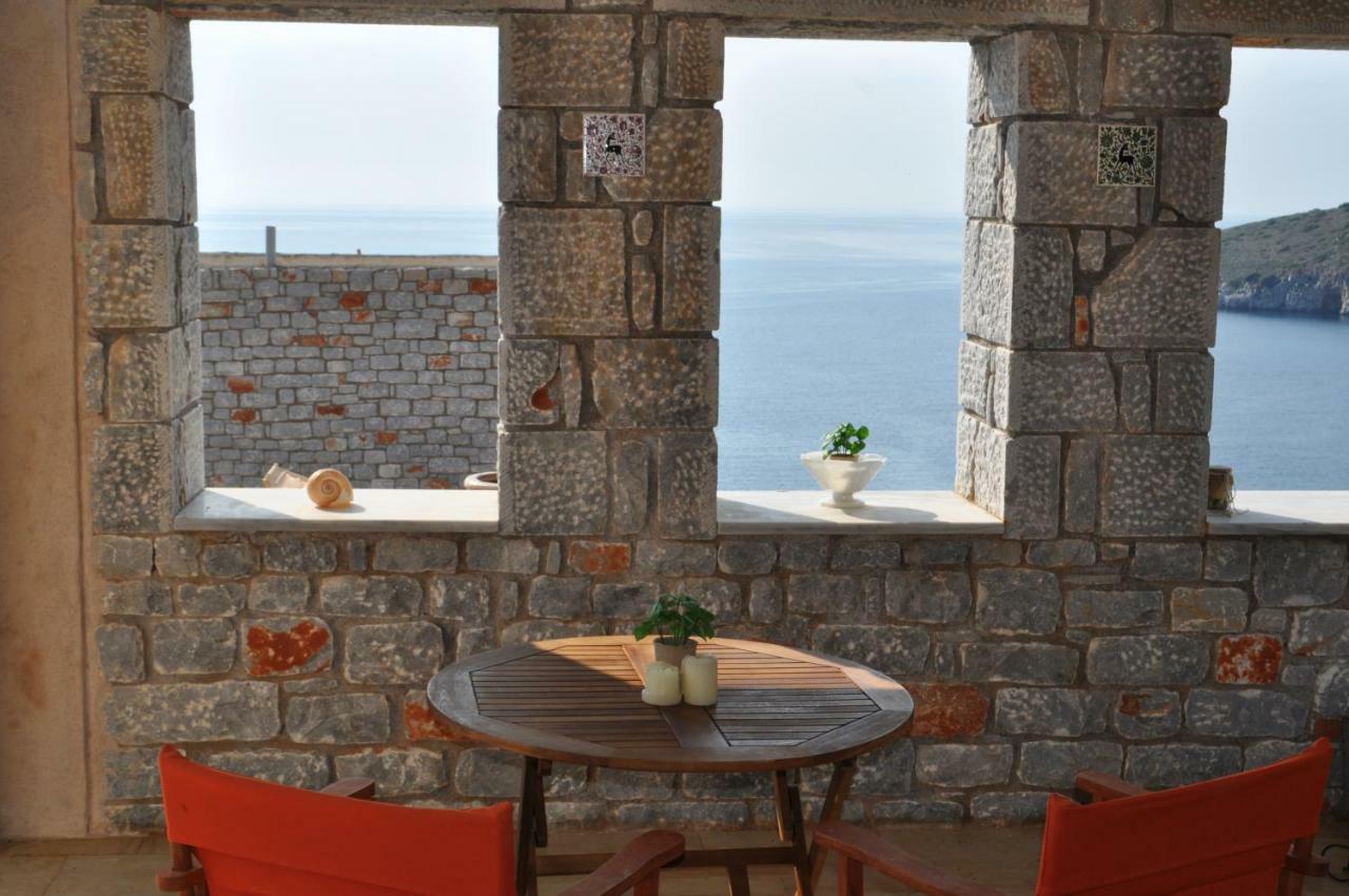 Athevillas Antonis Mina Luaran gambar