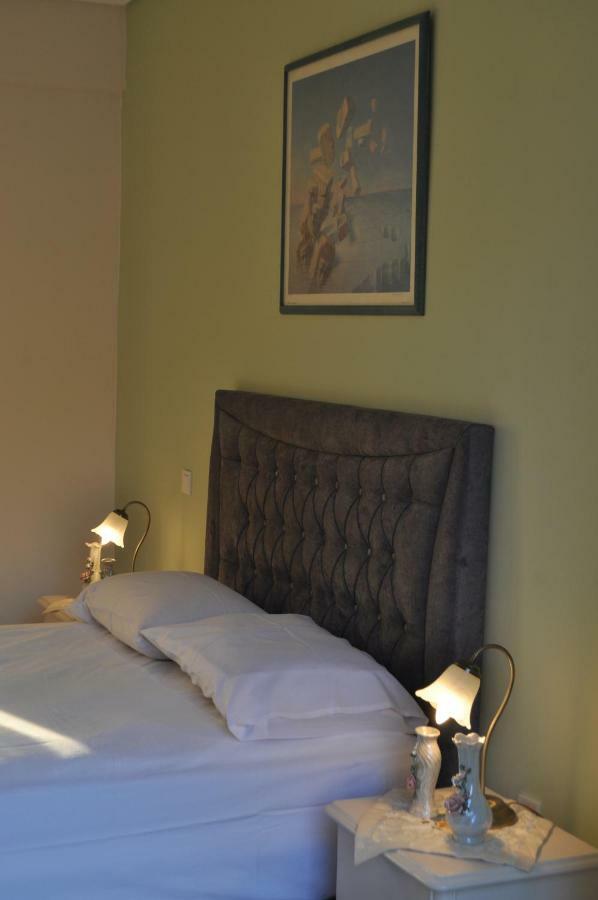 Athevillas Antonis Mina Luaran gambar