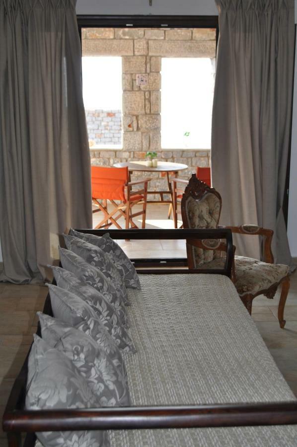 Athevillas Antonis Mina Luaran gambar