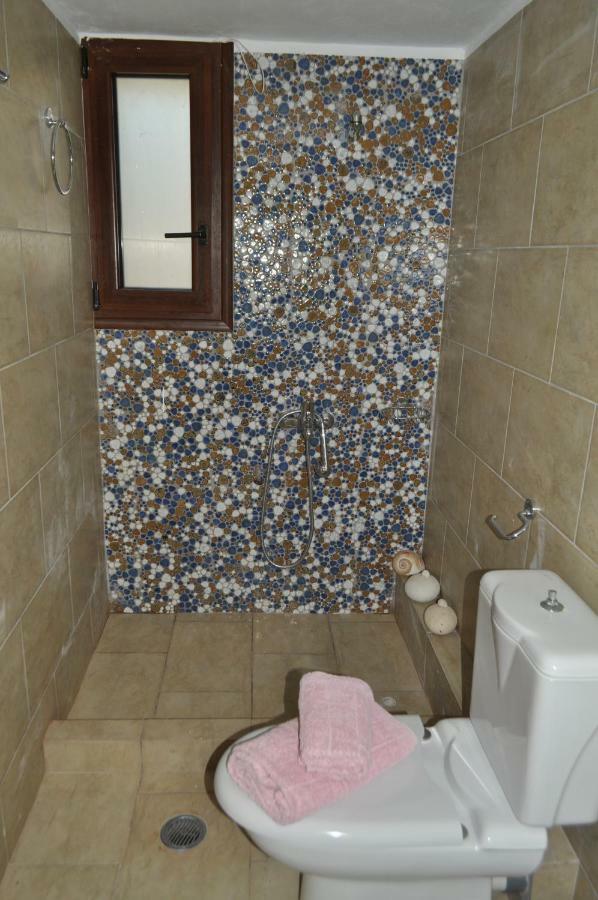 Athevillas Antonis Mina Luaran gambar