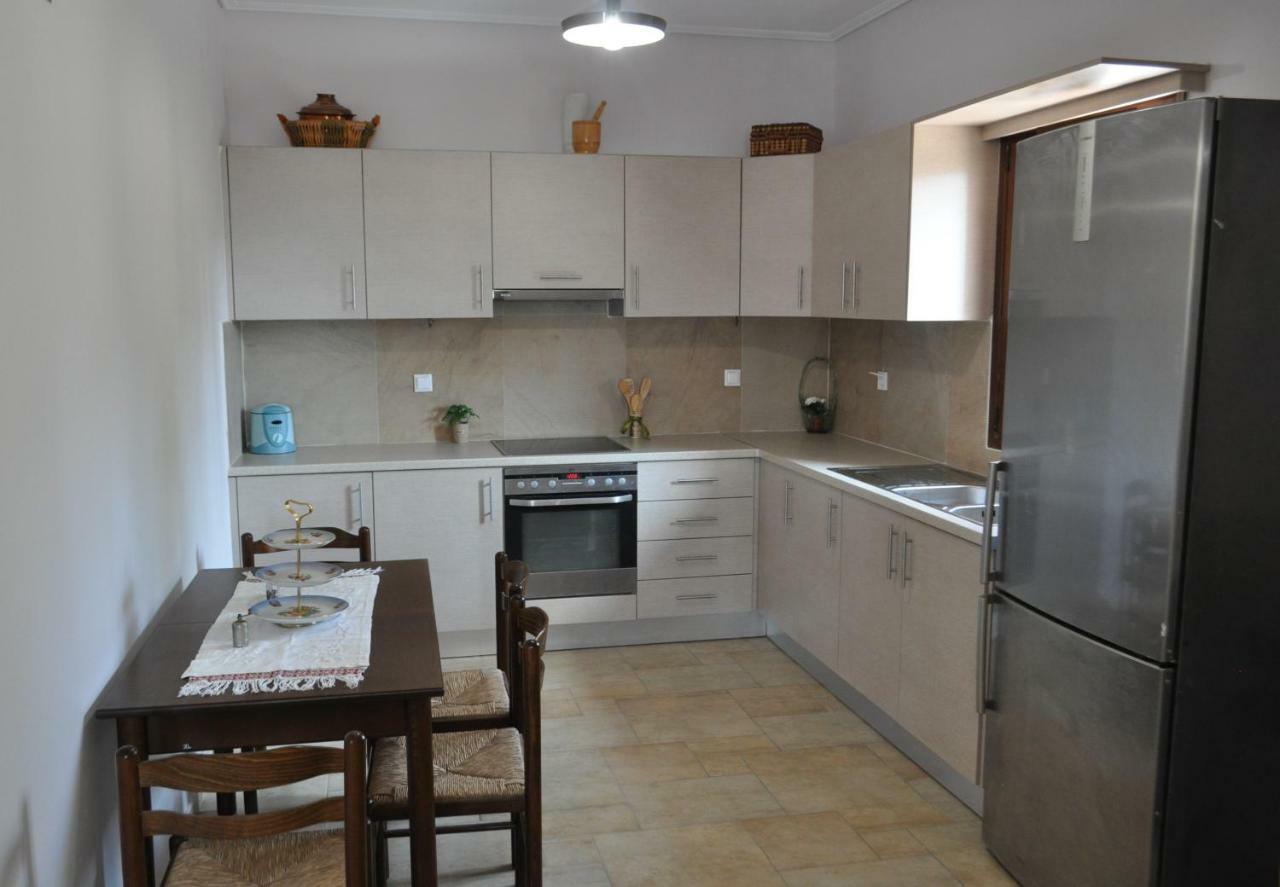 Athevillas Antonis Mina Luaran gambar