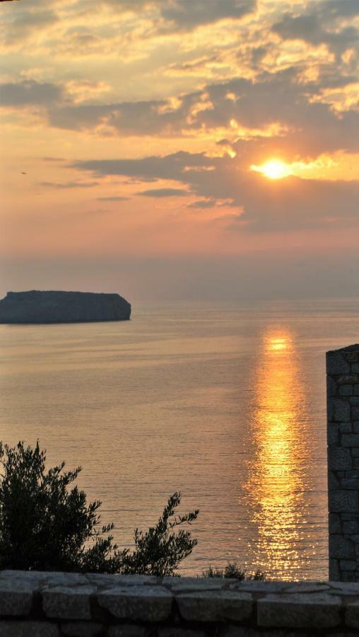 Athevillas Antonis Mina Luaran gambar