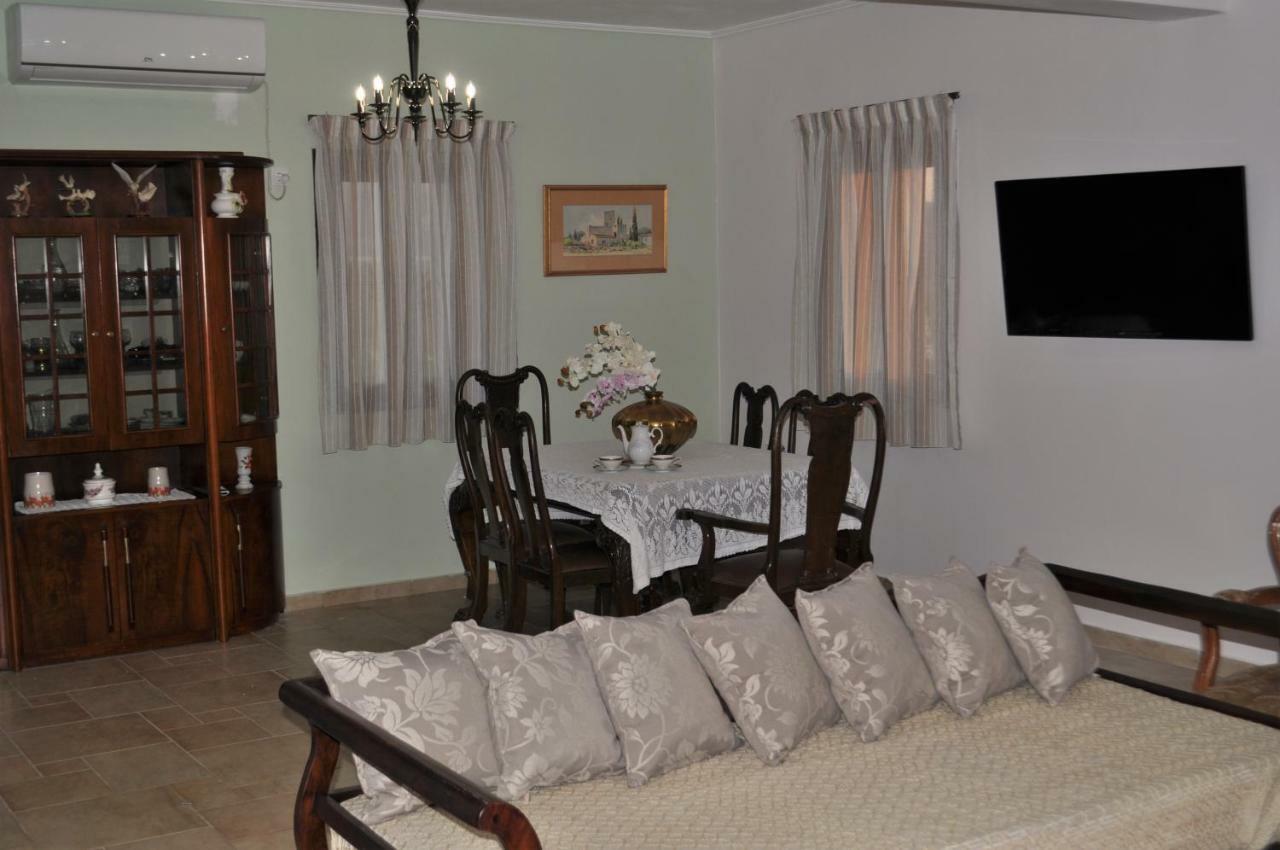 Athevillas Antonis Mina Luaran gambar
