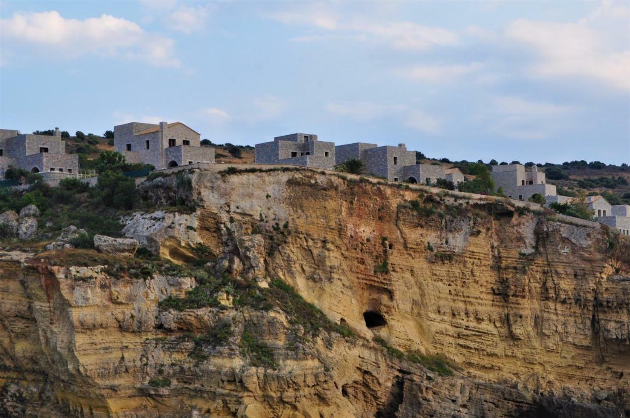 Athevillas Antonis Mina Luaran gambar